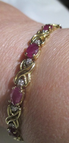 XXM1261M Gold ruby and diamond bracelet. Takst-Valuation N.Kr.20 000